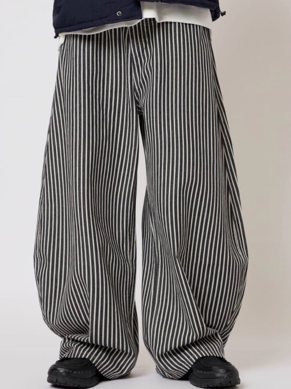 High-Rise Barrel Striped Pants - Grey & Black